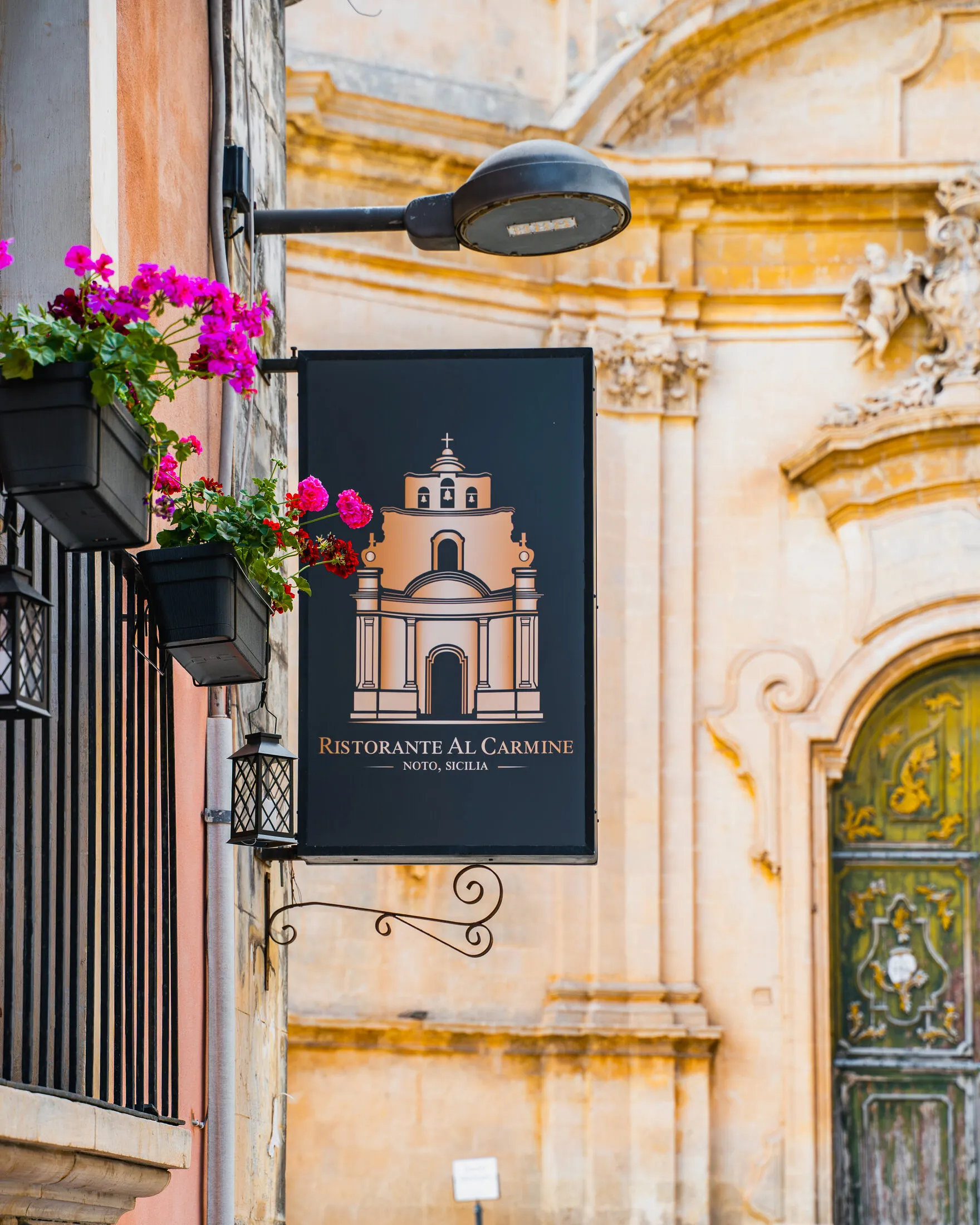 Il Ristorante Al Carmine tra le facciate barocche di Noto