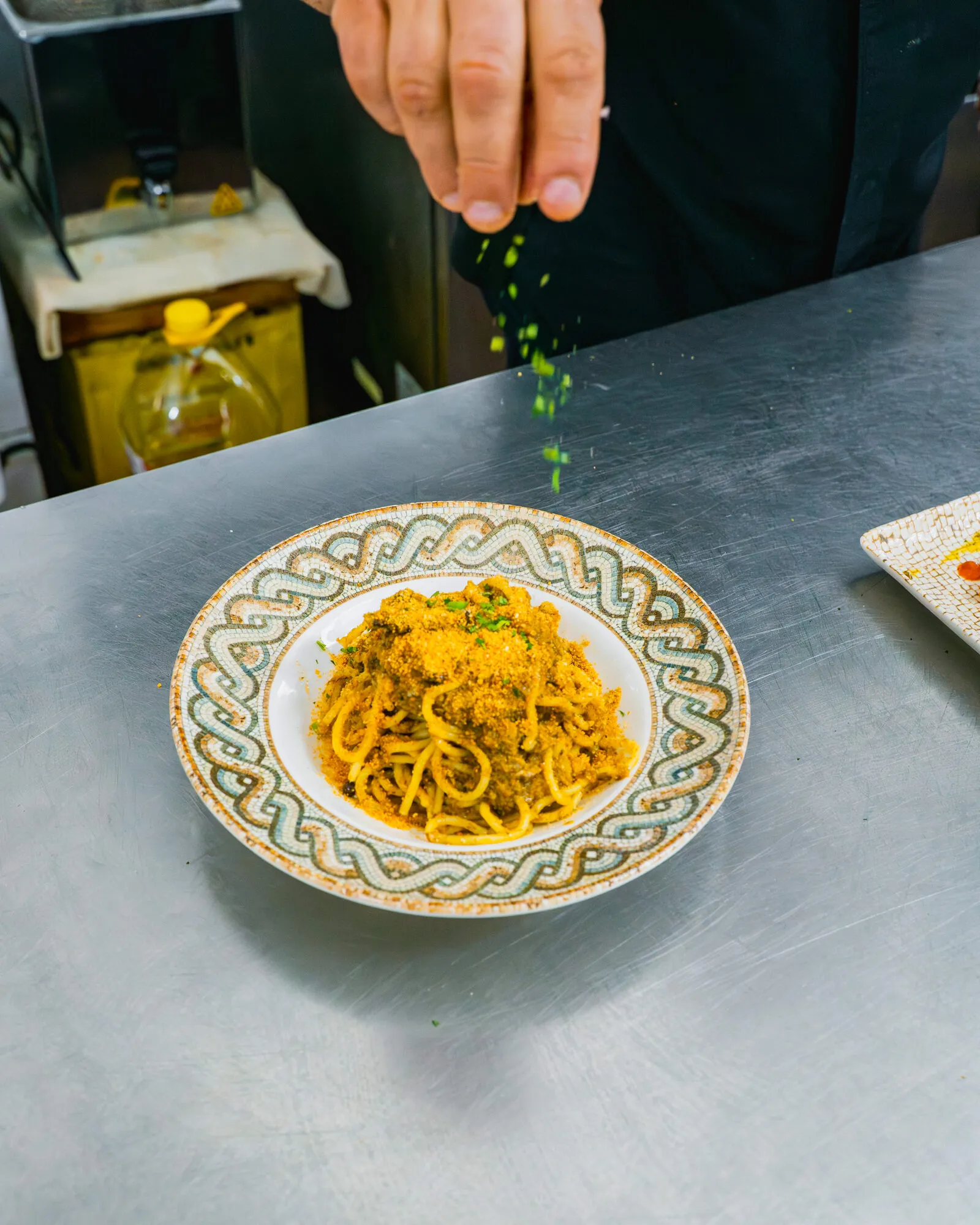 Pasta fresca in ciotola decorata