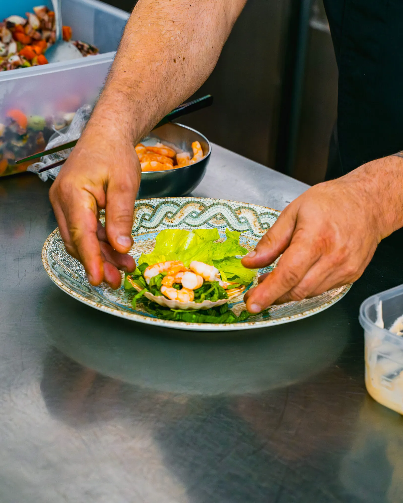 Preparazione e impiattamento in cucina