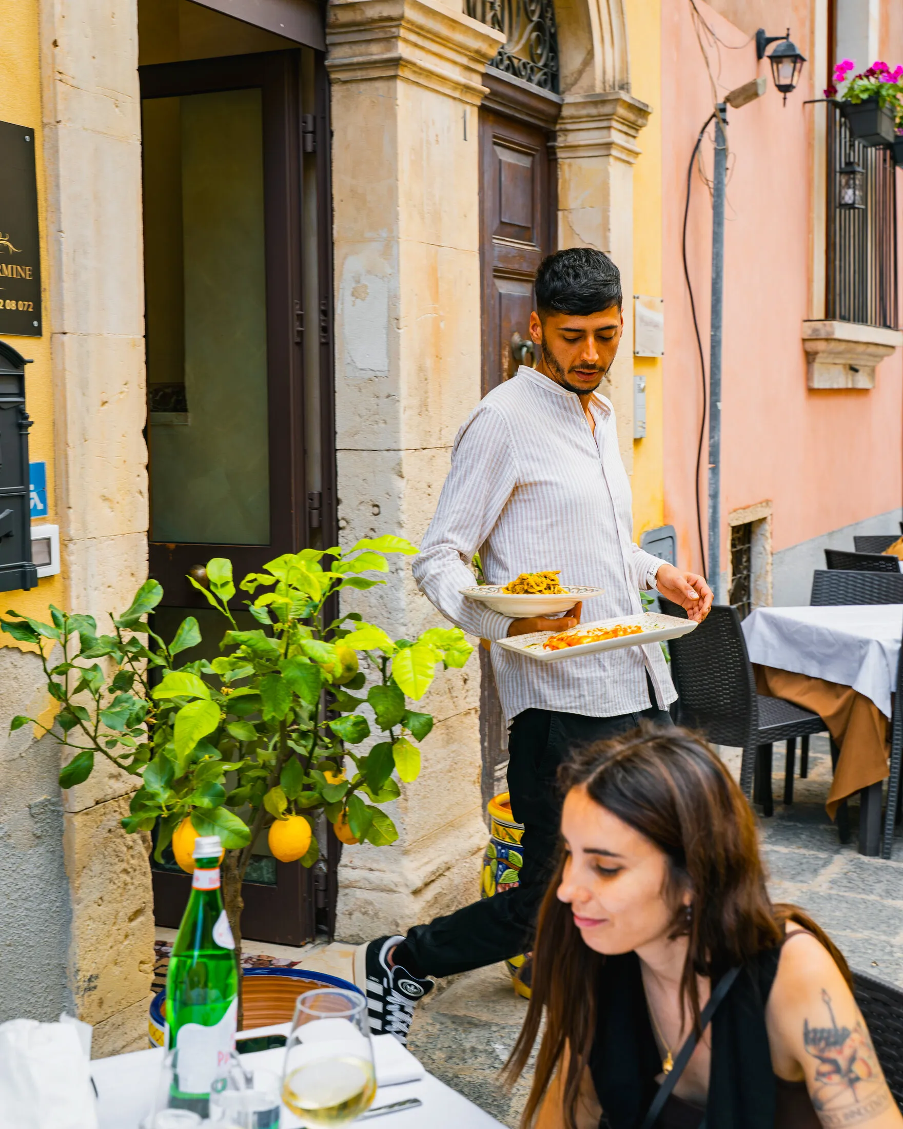 Tavoli all’aperto nel centro storico di Noto