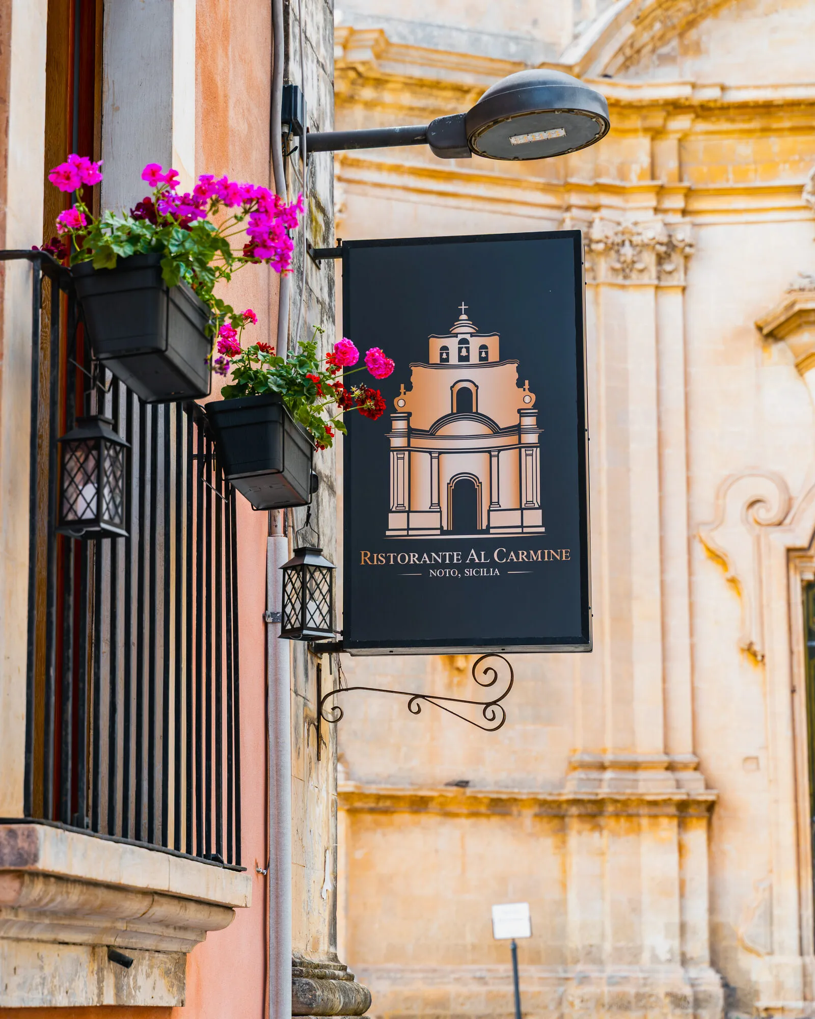 Scorcio barocco del centro storico con fioriture