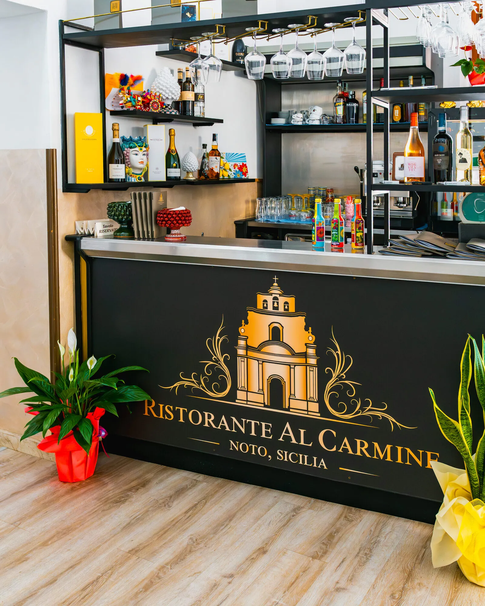 Il passe della cucina con l’insegna del ristorante