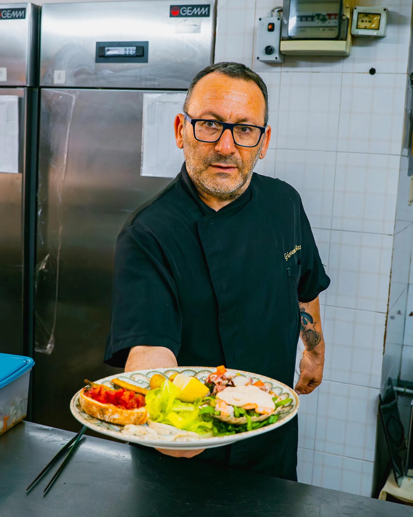 Lo chef del Ristorante Al Carmine con un piatto della casa